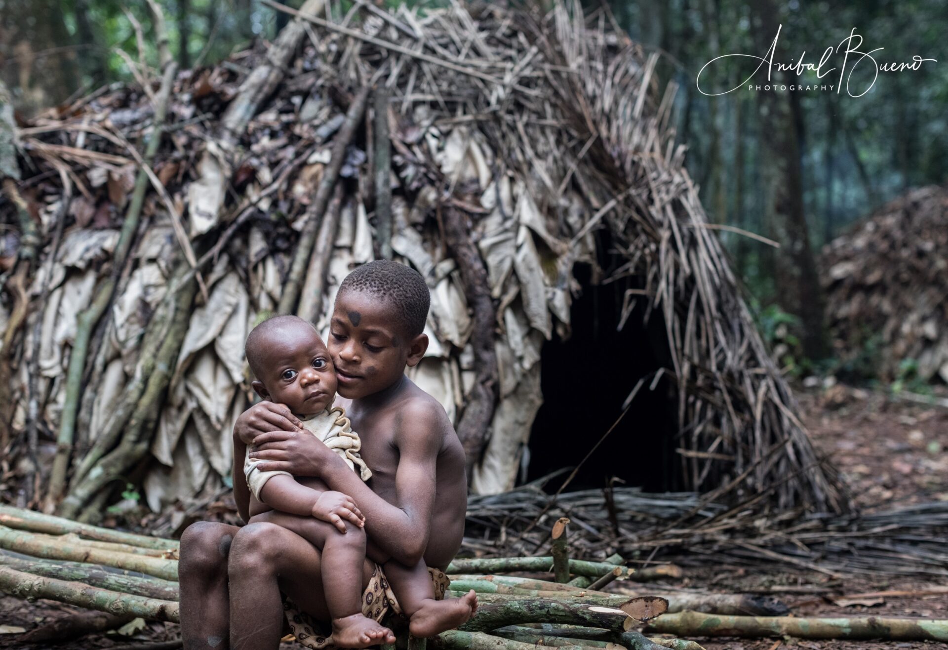 Dos jóvenes pigmeos baka en la selva de camerún